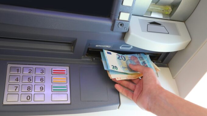 Băncile aplică noi comisioane la retragerile de la bancomate Băncile aplică noi comisioane la retragerile de la bancomate