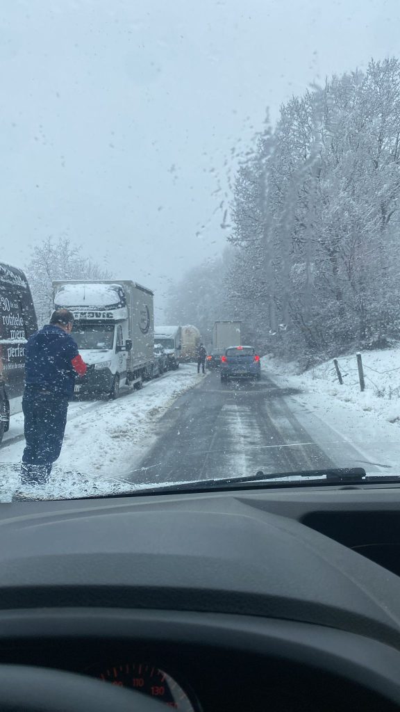 Iarna revine cu forțe mari: Trafic blocat în Moieciu, Brașov! Iarna revine cu forțe mari: Trafic blocat în Moieciu, Brașov!