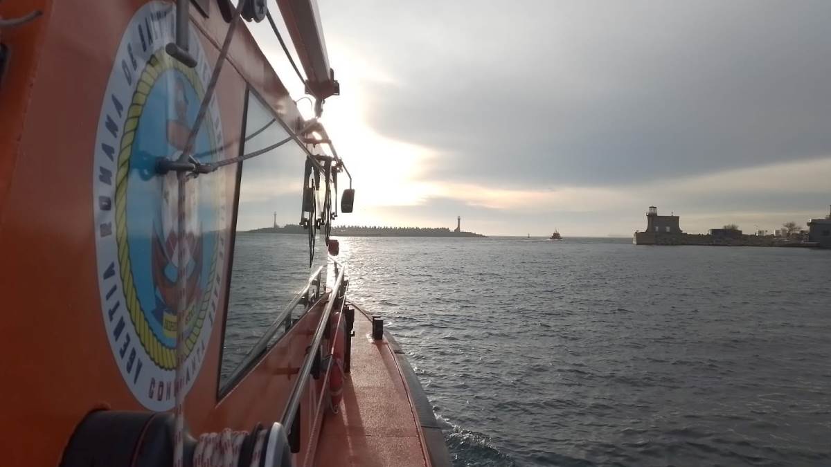 Salvarea celor trei pescari fără propulsie de lângă Sulina Salvarea celor trei pescari fără propulsie de lângă Sulina