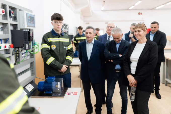 TenarisSilcotub oferă echipamente noi pentru Colegiul Alesandru Papiu TenarisSilcotub oferă echipamente noi pentru Colegiul Alesandru Papiu