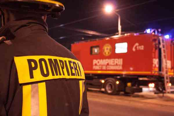 Pompierii intervine rapid la incendiul de la acoperișul din Teaca Pompierii intervine rapid la incendiul de la acoperișul din Teaca